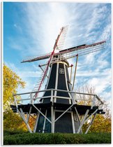 PVC Schuimplaat- Oude Zwarte Houten Windmolen onder Sluierbewolking - 30x40 cm Foto op PVC Schuimplaat