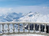 Fotobehang - Vlies Behang - Uitzicht vanaf het Terras op de Besneeuwde Bergtoppen - Bergen - Sneeuw - 152,5 x 104 cm