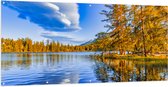 Tuinposter – Goud Gekleurde Bomen aan een Meer en Bergen - 200x100 cm Foto op Tuinposter (wanddecoratie voor buiten en binnen)