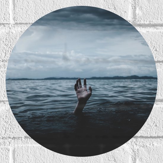 Muursticker Cirkel - Uitstekende Hand boven Water met Grijze Wolken - 30x30 cm Foto op Muursticker