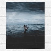 Muursticker - Uitstekende Hand boven Water met Grijze Wolken - 30x40 cm Foto op Muursticker