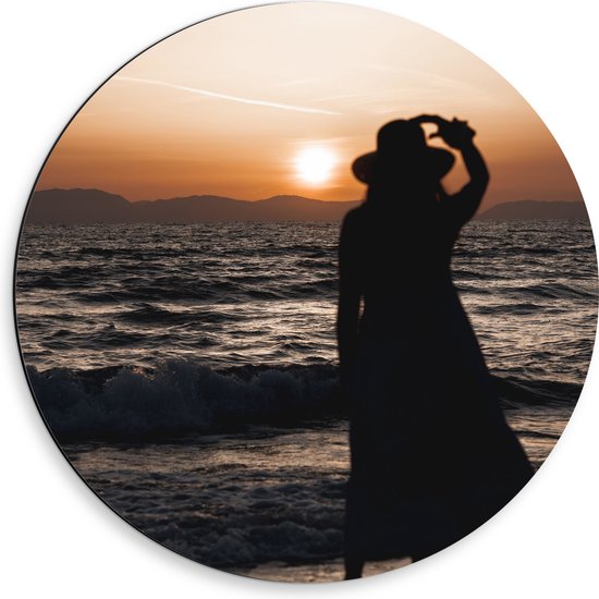 Dibond Muurcirkel - Vrouw kijkend naar de Zee en Zonsondergang - 50x50 cm Foto op Aluminium Muurcirkel (met ophangsysteem)
