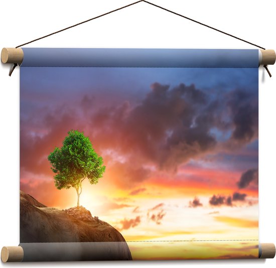Textielposter - Fel Groen Gekleurde Boom met Prachtige Zonsondergang op een Berglandschap - 40x30 cm Foto op Textiel