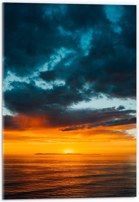 WallClassics - Acrylglas - Zon Verdwijnend in de Zee onder Donkere Lucht - 40x60 cm Foto op Acrylglas (Met Ophangsysteem)