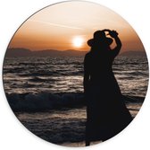 Dibond Muurcirkel - Vrouw kijkend naar de Zee en Zonsondergang - 70x70 cm Foto op Aluminium Muurcirkel (met ophangsysteem)