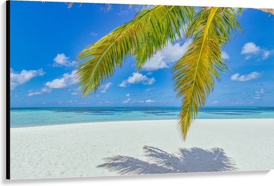 Canvas - Palmbladeren Hangend voor Tropisch Eiland met Breed Strand - 150x100 cm Foto op Canvas Schilderij (Wanddecoratie op Canvas)