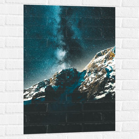 WallClassics - Muursticker - Sterrenhemel bij Besneeuwde Berg - 60x90 cm Foto op Muursticker