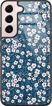 Casimoda® hoesje - Geschikt voor Samsung Galaxy S22 - Bloemen Blauw - Luxe Hard Case Zwart - Backcover telefoonhoesje - Blauw