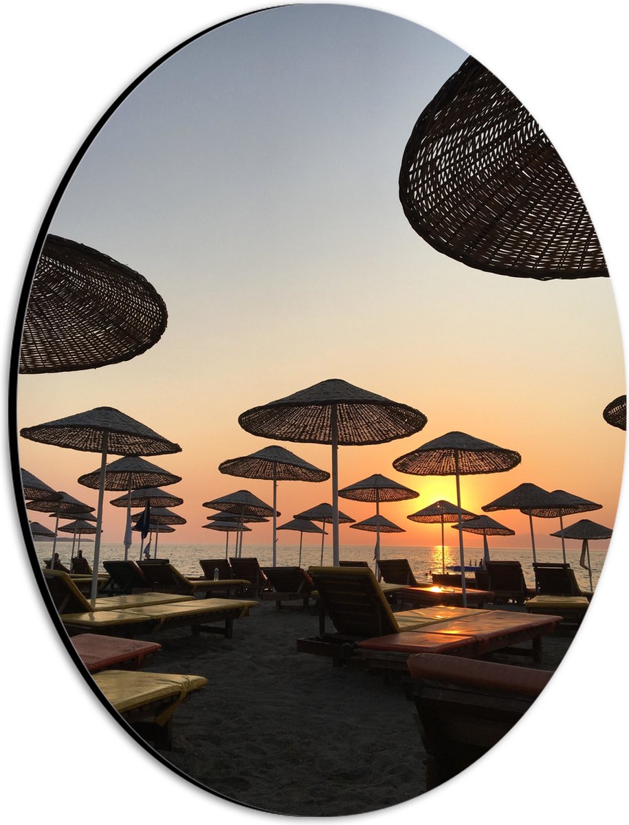 Dibond Ovaal - Ligbedden met Rieten Parasols aan het Strand in de Avondzon - 21x28 cm Foto