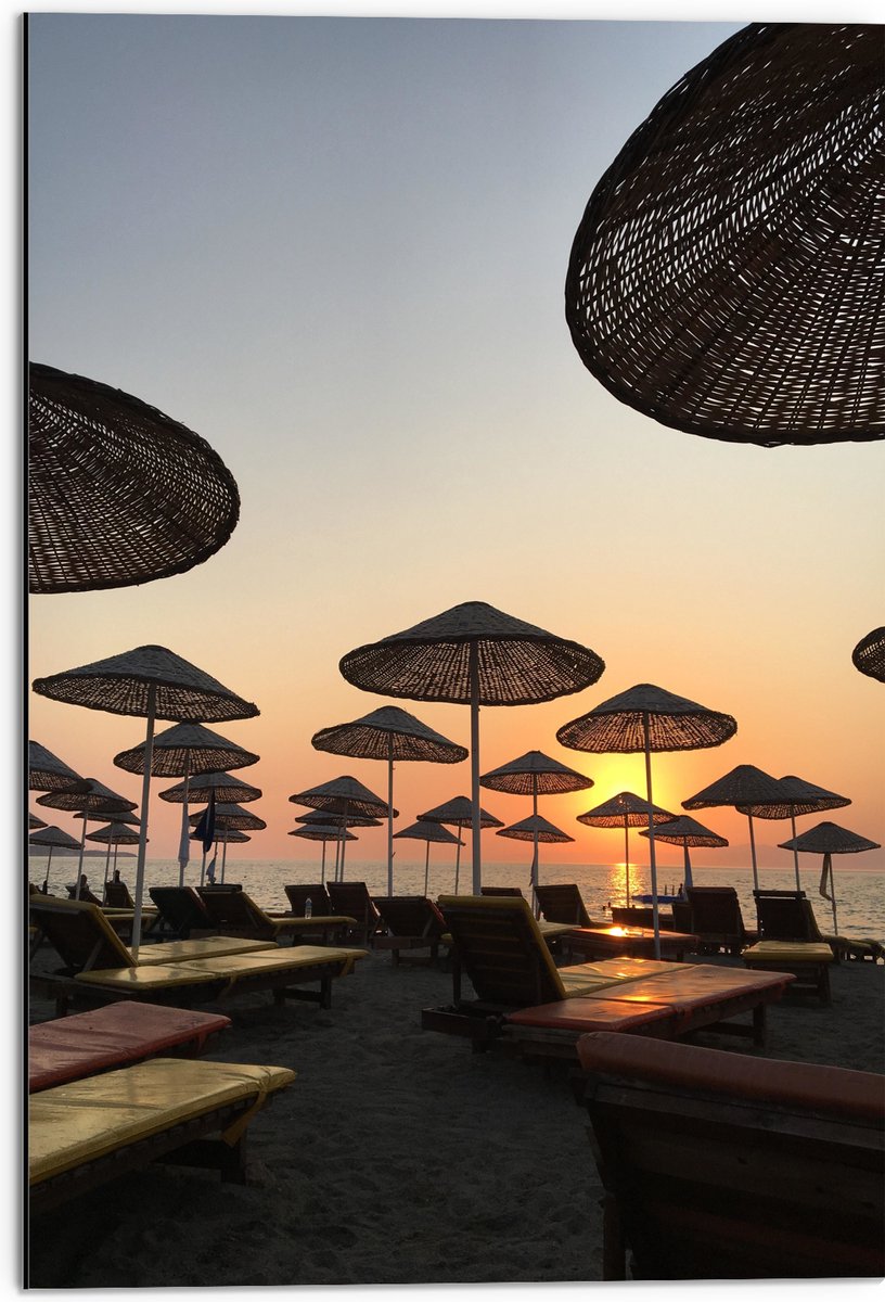 Dibond - Ligbedden met Rieten Parasols aan het Strand in de Avondzon - 50x75 cm Foto op Aluminium (Wanddecoratie van metaal)