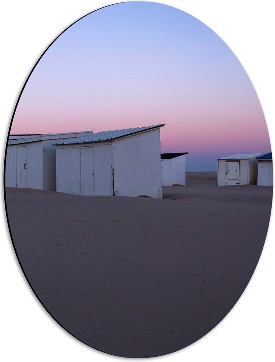 WallClassics - Dibond Ovaal - Witte Huisjes op Strand met Roze Lucht - 42x56 cm Foto op Ovaal (Met Ophangsysteem)