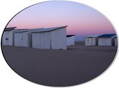 WallClassics - Dibond Ovaal - Witte Huisjes op Strand met Roze Lucht - 40x30 cm Foto op Ovaal (Met Ophangsysteem)