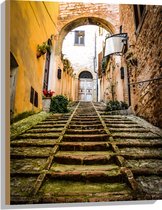 WallClassics - Hout - Klein straatje in Italië - 60x80 cm - 9 mm dik - Foto op Hout (Met Ophangsysteem)