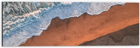 WallClassics - Dibond - Bovenaanzicht van Golven stromend over het Strand - 60x20 cm Foto op Aluminium (Met Ophangsysteem)