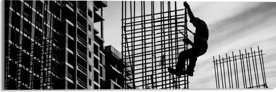 WallClassics - Acrylglas - Man op constructie - Zwart Wit - 60x20 cm Foto op Acrylglas (Met Ophangsysteem)