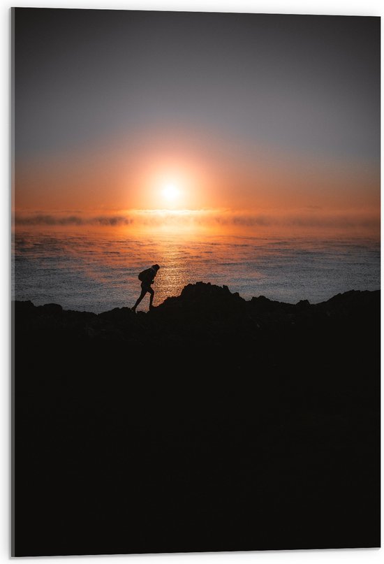 WallClassics - Acrylglas - Man lopend over Berg aan de Zee met Zonsondergang - 50x75 cm Foto op Acrylglas (Met Ophangsysteem)