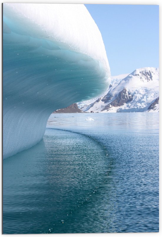 WallClassics - Dibond - IJsbergen boven het Water - 70x105 cm Foto op Aluminium (Wanddecoratie van metaal)