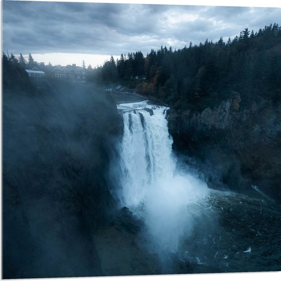 WallClassics - Acrylglas - Grote Watervallen in Donkergroen Landschap - 80x80 cm Foto op Acrylglas (Met Ophangsysteem)