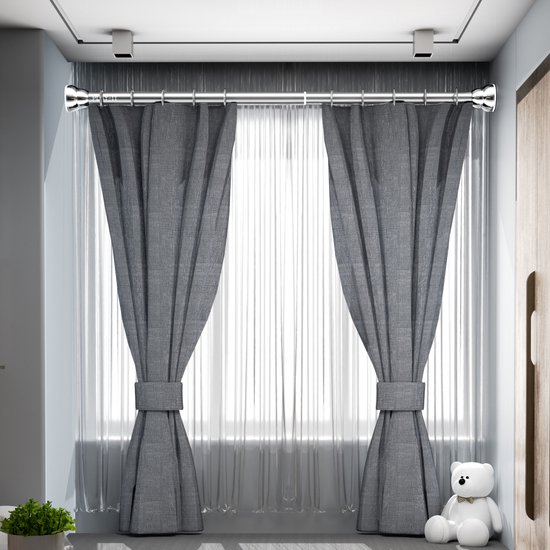 Zilverkleurige gordijnroede met twee grijze gordijnen erlangs gehangen.
