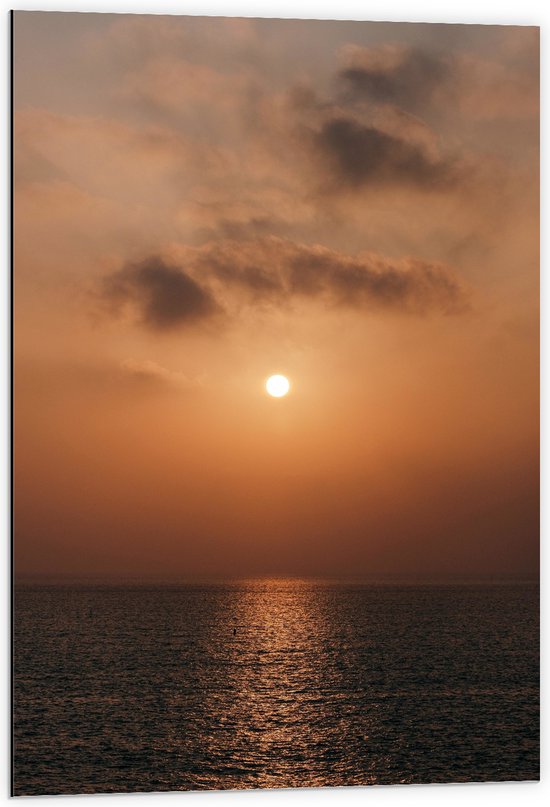 WallClassics - Dibond - Zon boven de Zee met oranje Lucht - 60x90 cm Foto op Aluminium (Wanddecoratie van metaal)