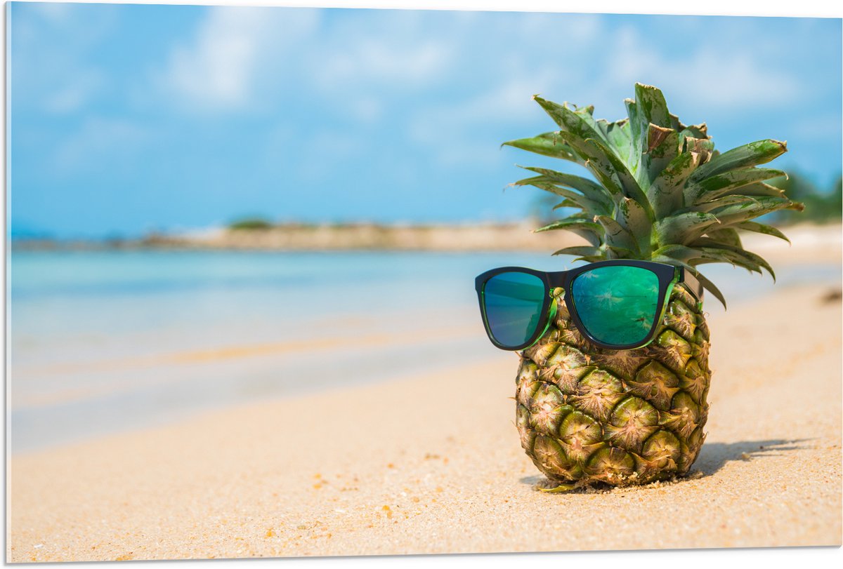 Acrylglas - Ananas met Zonnebril Chillend op het Strand - 90x60 cm Foto op Acrylglas (Wanddecoratie op Acrylaat)