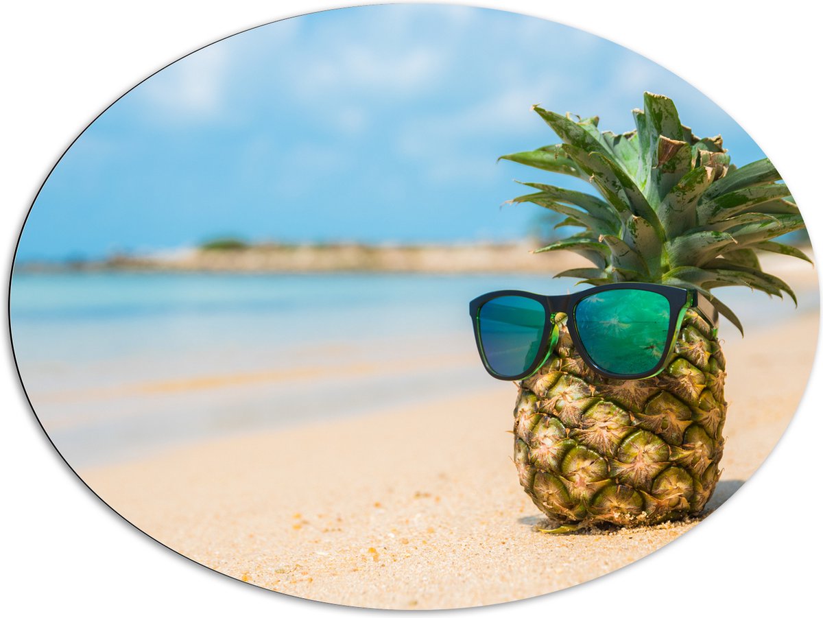 Dibond Ovaal - Ananas met Zonnebril Chillend op het Strand - 108x81 cm Foto op Ovaal (Met Ophangsysteem)