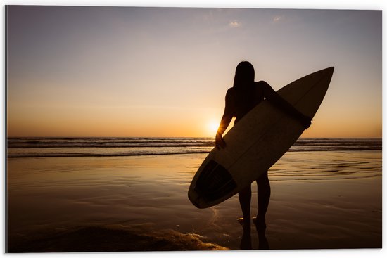 Dibond - Achteraanzicht van Surfer lopend over het Strand - 60x40 cm Foto op Aluminium (Met Ophangsysteem)