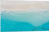 PVC Schuimplaat - Bovenaanzicht van Helderblauwe Oceaan met Golven - 90x60 cm Foto op PVC Schuimplaat (Met Ophangsysteem)