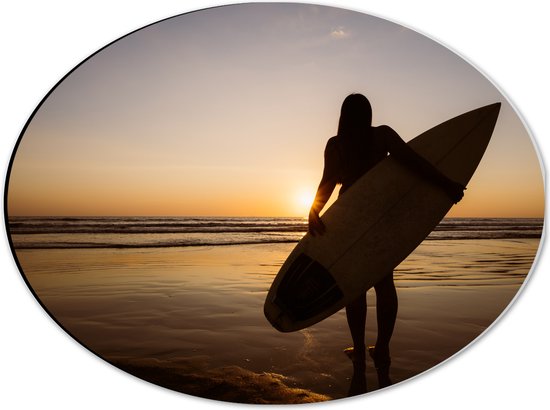 Dibond Ovaal - Achteraanzicht van Surfer lopend over het Strand - 40x30 cm Foto op Ovaal (Met Ophangsysteem)