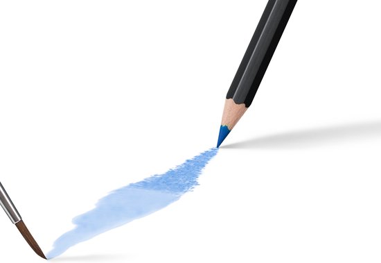 Een blauw potlood creëert een waterverfstreep op wit papier, met een penseel aan het begin.