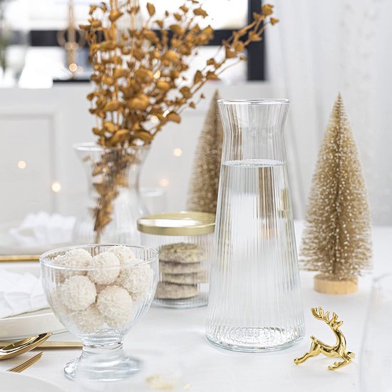 Vase En Verre Et Une Carafe D'eau Sur La Table