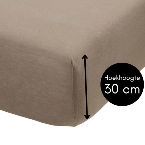 Hoek van een matras met een zandkleurig hoeslaken dat een hoekhoogte van 30 cm heeft.