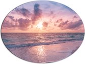 Dibond Ovaal - Kalme Golven bij het Strand met Zonsondergang - 80x60 cm Foto op Ovaal (Met Ophangsysteem)