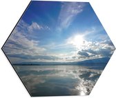 Dibond Hexagon - Felle Zonnestralen over Rustige Zee - 40x34.8 cm Foto op Hexagon (Met Ophangsysteem)