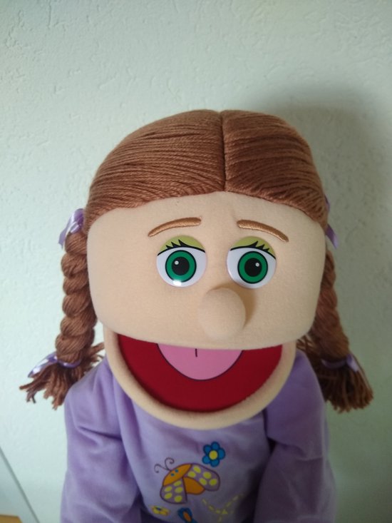 Handpop Amy met bruine vlechten en paarse trui met lieveheersbeestje, vooraanzicht.