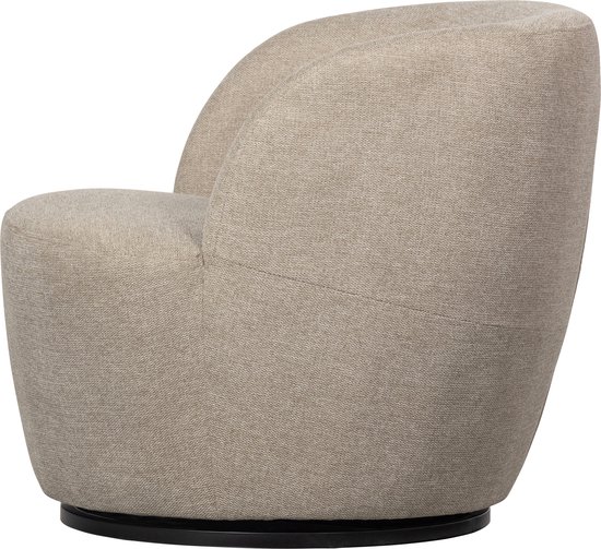 Een zandkleurige, ronde draaifauteuil, gestoffeerd in een geweven stof, gezien vanaf de zijkant.