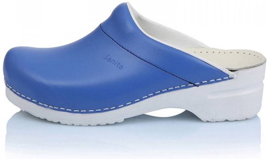 Zijaanzicht van blauwe Sanita klomp met witte zool.