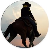 Dibond Muurcirkel - Cowboy op Paard bij Zonsondergang - 70x70 cm Foto op Aluminium Muurcirkel (met ophangsysteem)