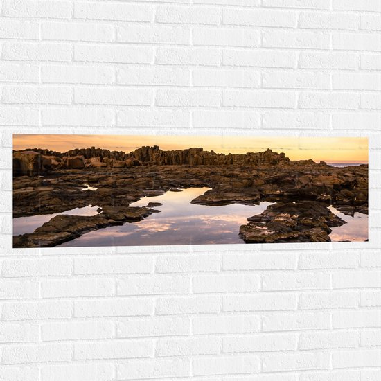 WallClassics - Muursticker - Opkomend Water in Rotslandschap - 120x40 cm Foto op Muursticker