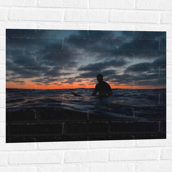 Muursticker - Persoon in de Zee na de Zonsondergang - 80x60 cm Foto op Muursticker