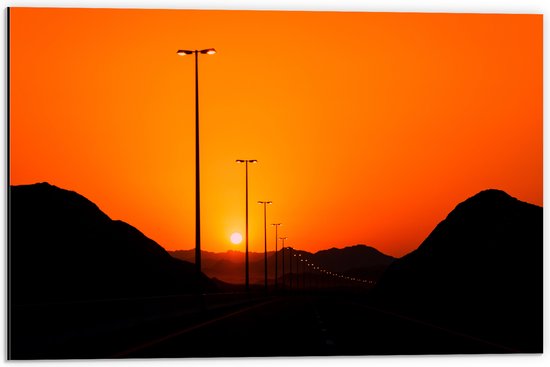 WallClassics - Dibond - Zonsondergang over Weg met Lantaarnpalen tussen Bergen - 60x40 cm Foto op Aluminium (Met Ophangsysteem)