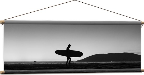 Textielposter - Surfer op het Strand - Zwart/Wit - 120x40 cm Foto op Textiel