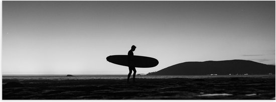 Poster Glanzend – Surfer op het Strand - Zwart/Wit - 150x50 cm Foto op Posterpapier met Glanzende Afwerking