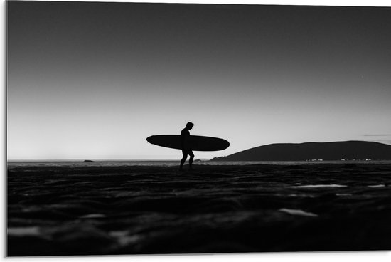 Dibond - Surfer op het Strand - Zwart/Wit - 75x50 cm Foto op Aluminium (Met Ophangsysteem)