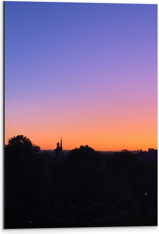 WallClassics - Dibond - Zonsondergang bij Dorpje achter Bomen - 40x60 cm Foto op Aluminium (Wanddecoratie van metaal)