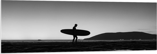 PVC Schuimplaat - Surfer op het Strand - Zwart/Wit - 150x50 cm Foto op PVC Schuimplaat (Met Ophangsysteem)