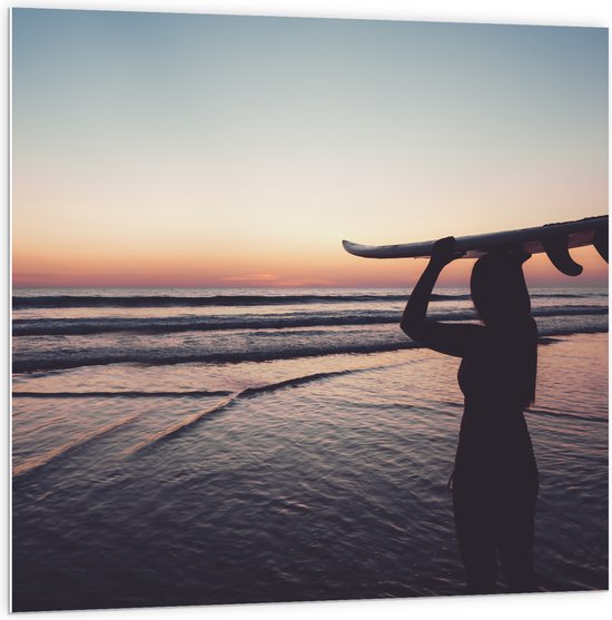 PVC Schuimplaat - Silhouet van Surfer met Bord op Hoofd bij Zonsondergang - 100x100 cm Foto op PVC Schuimplaat (Met Ophangsysteem)