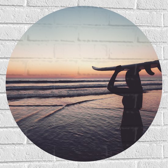 Muursticker Cirkel - Silhouet van Surfer met Bord op Hoofd bij Zonsondergang - 70x70 cm Foto op Muursticker