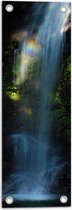 WallClassics - Tuinposter – Waterval in Groen Bos - 20x60 cm Foto op Tuinposter (wanddecoratie voor buiten en binnen)