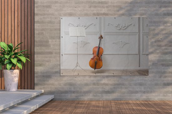 Tuinposter 180x120 cm - Tuindecoratie Een cello tegen een witte muur - Poster voor in de tuin - Buiten decoratie - Schutting tuinschilderij - Tuindoek muurdecoratie - Wanddecoratie balkondoek